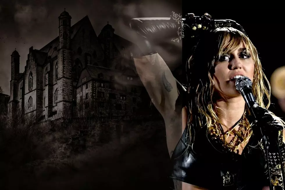 25 Celebrities Who Lived in Haunted Houses (PHOTOS)